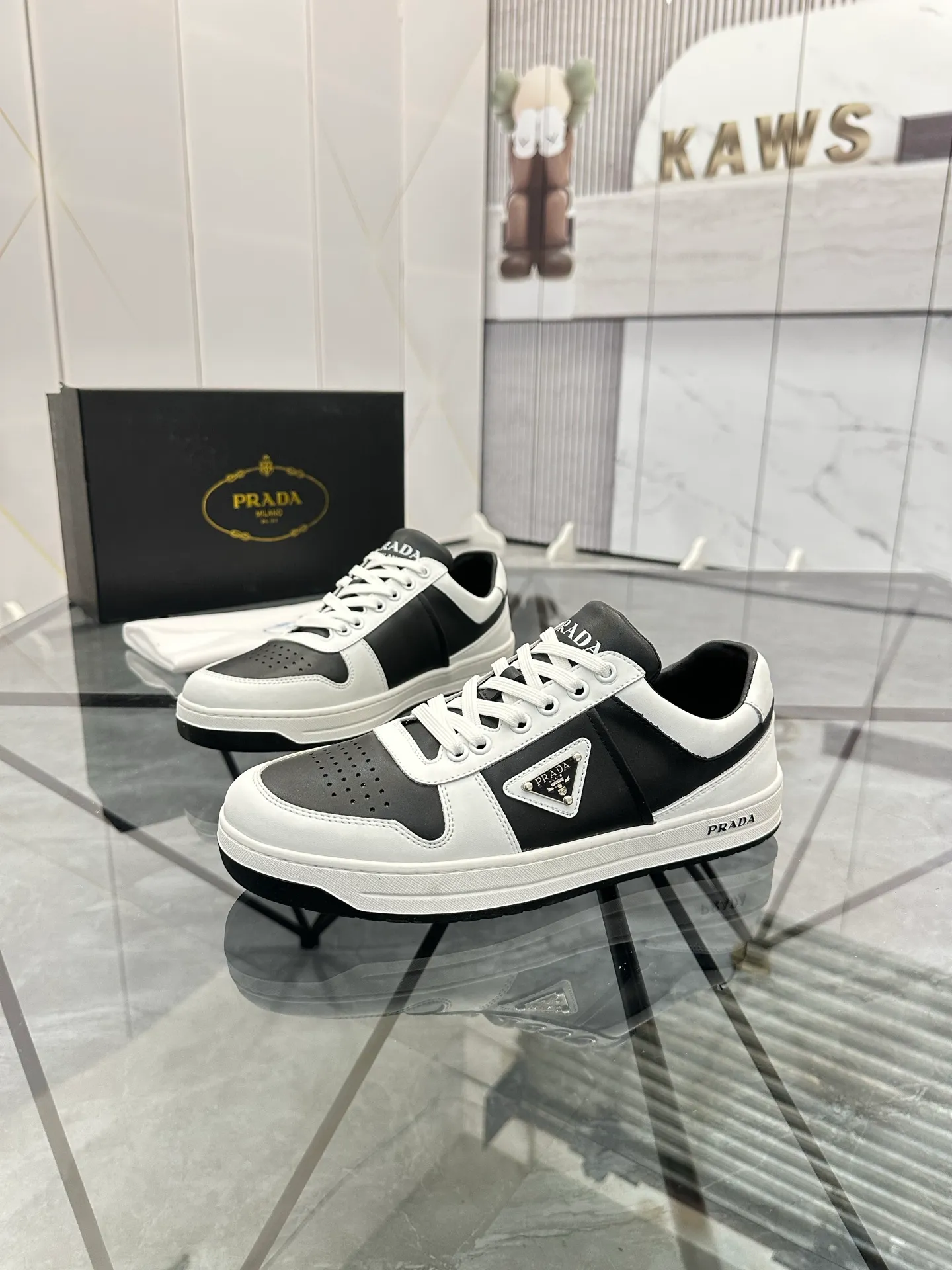 Men's shoes: 💰P400¥ Product trademark: Prada *"Prada*" low-top casual shoes Regular size: 38-44 (can be customized to 45) Product materials: imported cowhide upper, sheepskin lining, original outsole. Number: 020